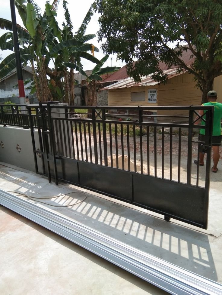 Pagar besi geser